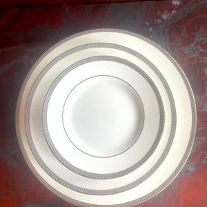 “Wedgwood england 1759 Madrid Style” Bowl w.top & 6 Wedgwood“ Madrid” plate sets